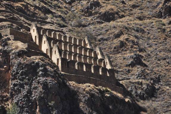 Antigos armazéns incas na montanha em frente à Ollantaytambo, no Valle Sagrado, perto de Cusco, no Peru